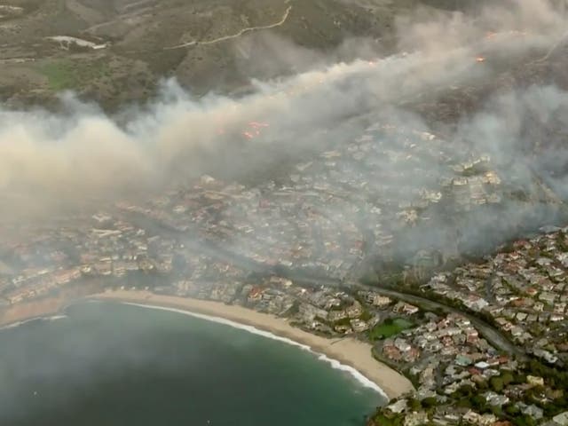 Se produjo un incendio forestal en la madrugada del 10 de febrero en Laguna Beach, California.