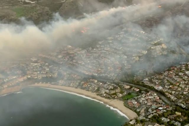 Se produjo un incendio forestal en la madrugada del 10 de febrero en Laguna Beach, California.