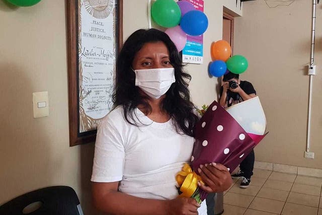 Elsy, quien fue sentenciada a 30 años de prisión y pasó una década tras las rejas por presunto homicidio agravado luego de sufrir un aborto espontáneo, posa para una fotografía luego de ser liberada de la cárcel en San Salvador, El Salvador, el 9 de febrero de 2022.
