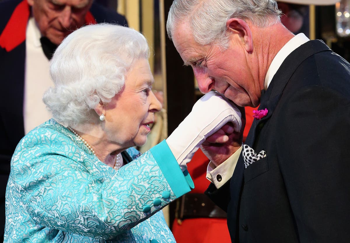Fears for Queen&rsquo;s health after contact with Charles, who has caught Covid