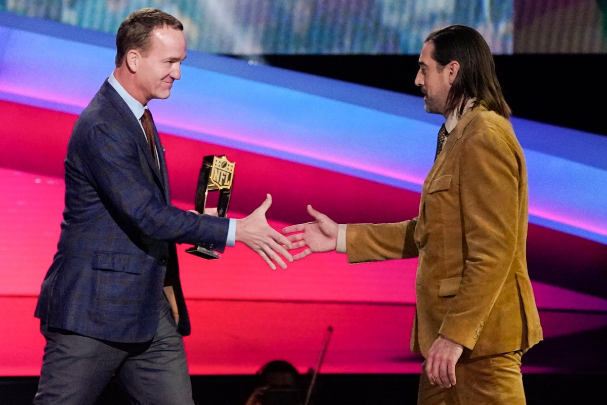 Packers QB Aaron Rodgers earns 4th MVP award, 2nd in a row | The Independent
