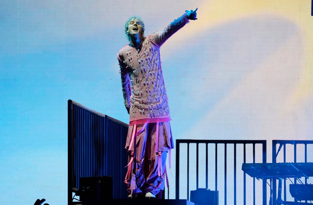 Halsey, Machine Gun Kelly duet at Super Bowl Music Fest