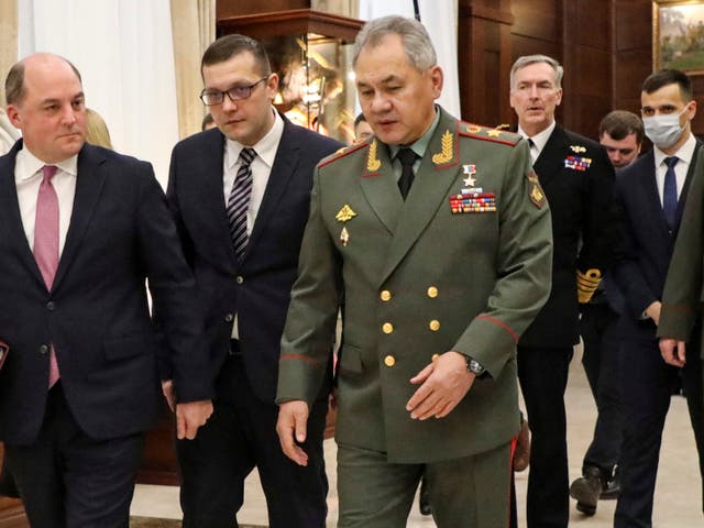 Sergey Shoygu, de centro derecha, le dijo al secretario de defensa Ben Wallace que Rusia no planeaba invadir Ucrania.