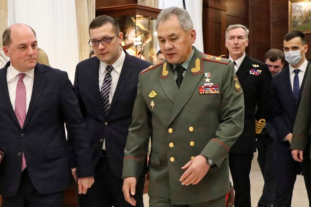 Sergey Shoygu, de centro derecha, le dijo al secretario de defensa Ben Wallace que Rusia no planeaba invadir Ucrania.