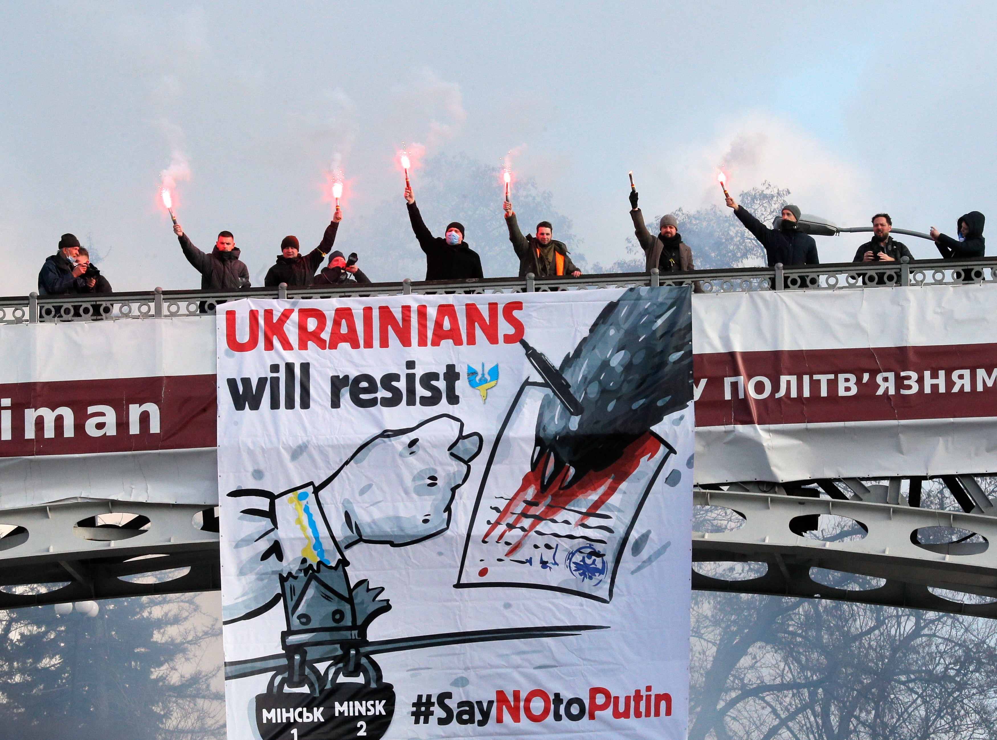 <p>La gente asiste a la “Marcha de la Unidad” por Ucrania en el centro de Kiev</p>