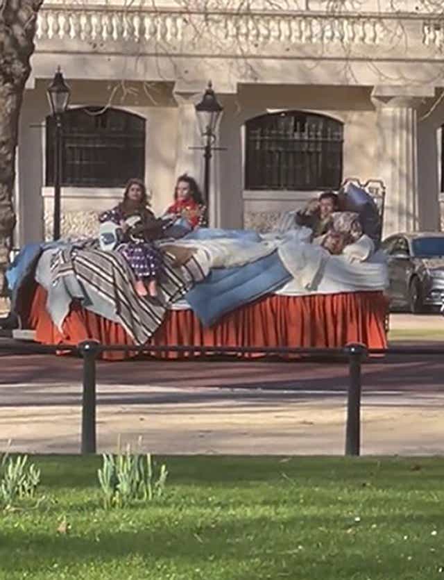 Harry Styles on a giant bed during filming for his new video on The Mall (@charmingtommo)