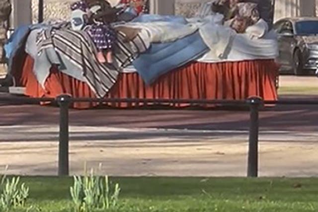 Harry Styles on a giant bed during filming for his new video on The Mall (@charmingtommo)