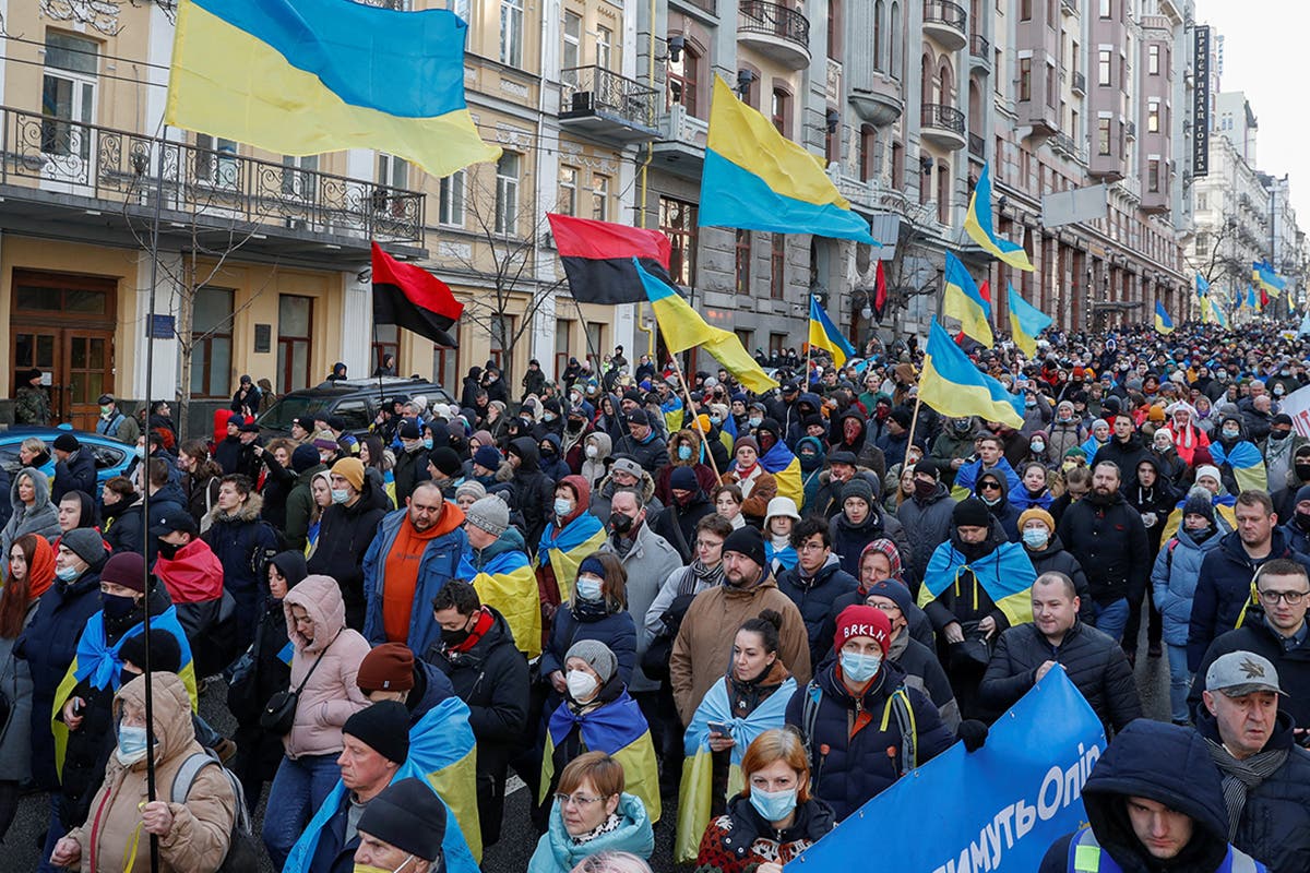 &lsquo;Not going anywhere&rsquo;: Thousands rally in Kiev in defiance of war threat