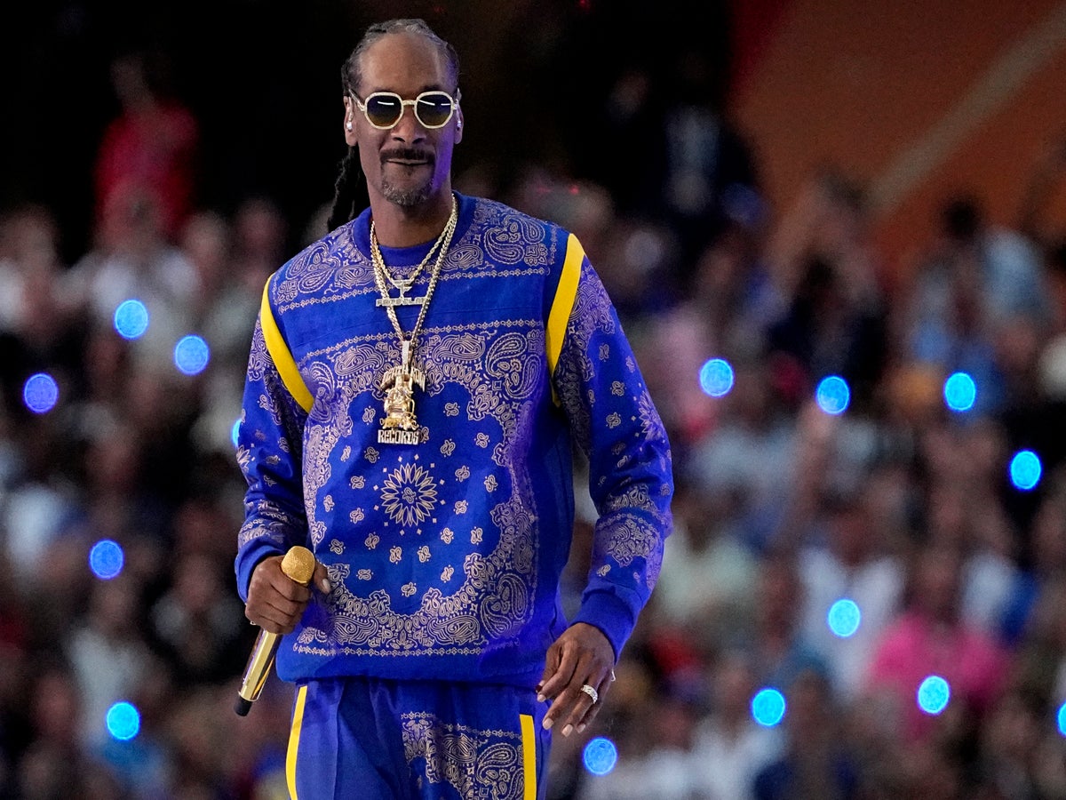 Super Bowl: Snoop Dogg smokes joint moments before halftime show, Culture