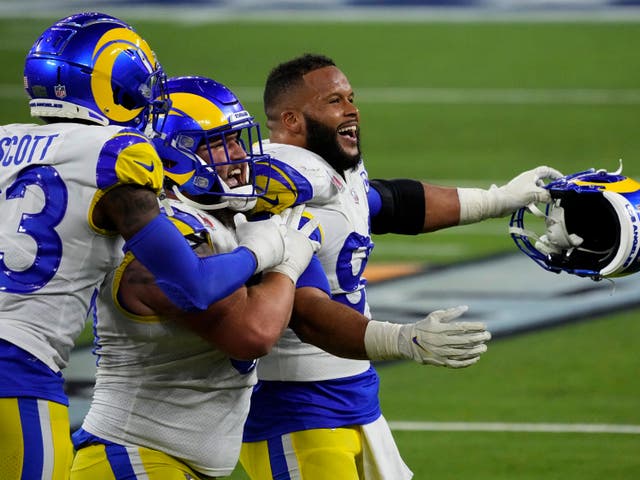 El ala defensiva de Los Angeles Rams, Aaron Donald, celebra con sus compañeros de equipo después de ganar el Super Bowl 56