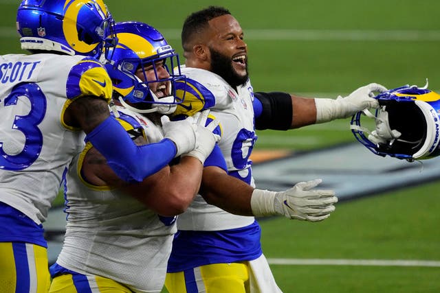 El ala defensiva de Los Angeles Rams, Aaron Donald, celebra con sus compañeros de equipo después de ganar el Super Bowl 56
