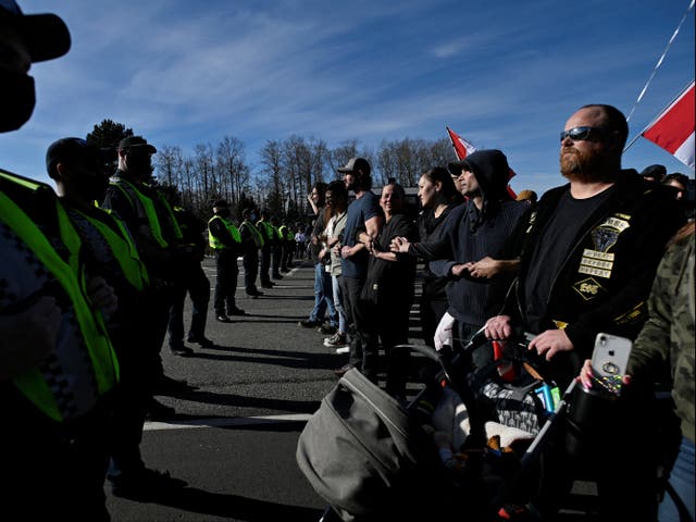 <p>Delta Police and RCMP officers held a line of protesters who blocked access to the border, as they continue to protest the coronavirus disease (COVID-19) vaccine mandates, in Surrey, British Columbia, Canada</p>