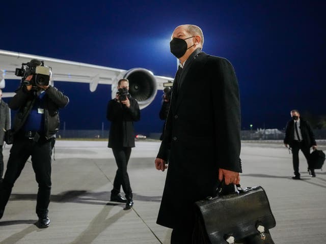 <p>German Chancellor Olaf Scholz walks to a government plane to travel to Moscow</p>