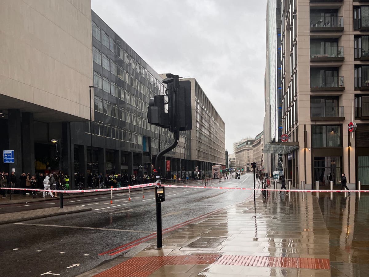 Westminster and Waterloo bridges closed as police investigate &lsquo;unattended item&rsquo; at South Bank