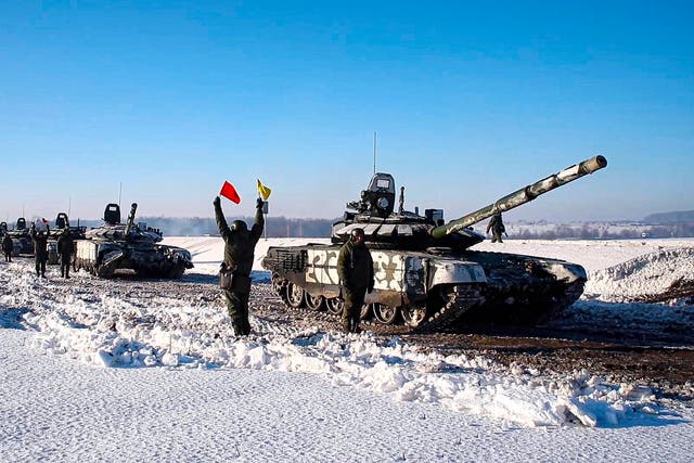 <p>Russian army tanks stand ready to move back to their permanent base after drills in Russia</p>