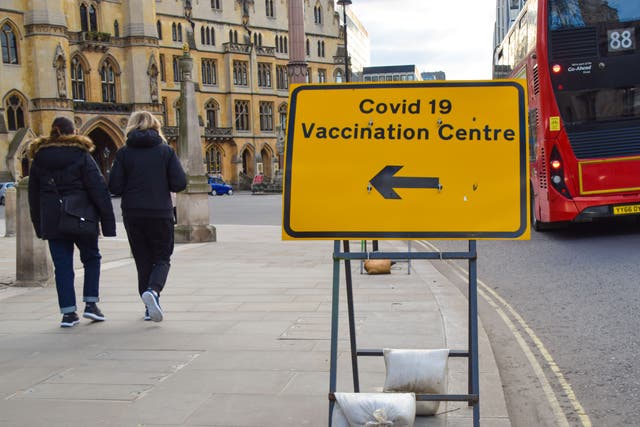 <p>Las personas vacunadas tienen menos probabilidades de contraer covid prolongado que las no vacunadas, descubrió la Agencia de Seguridad Sanitaria del Reino Unido</p>