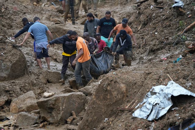 <p>Residentes y voluntarios retiran el cuerpo de una víctima de deslaves en Petrópolis, Brasil. Los deslaves provocaron la muerte de varias personas, informaron las autoridades</p>