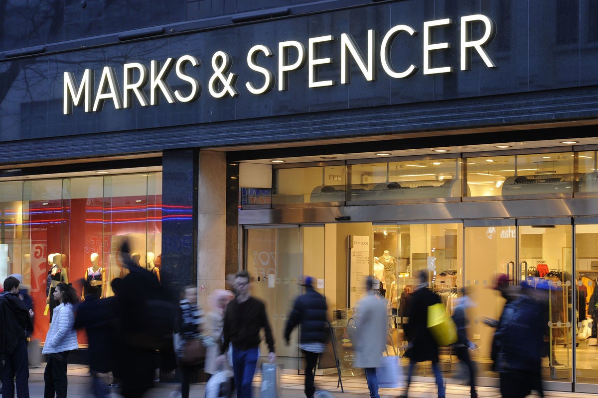 M&S gives 55,000 workers pay rise but drops real living wage pledge