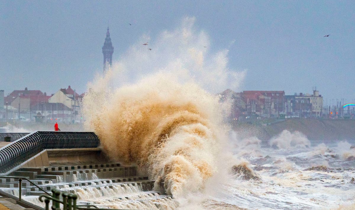 Storm Eunice: Major incident declared as major bridges near Bristol likely to shut with 90mph winds forecast