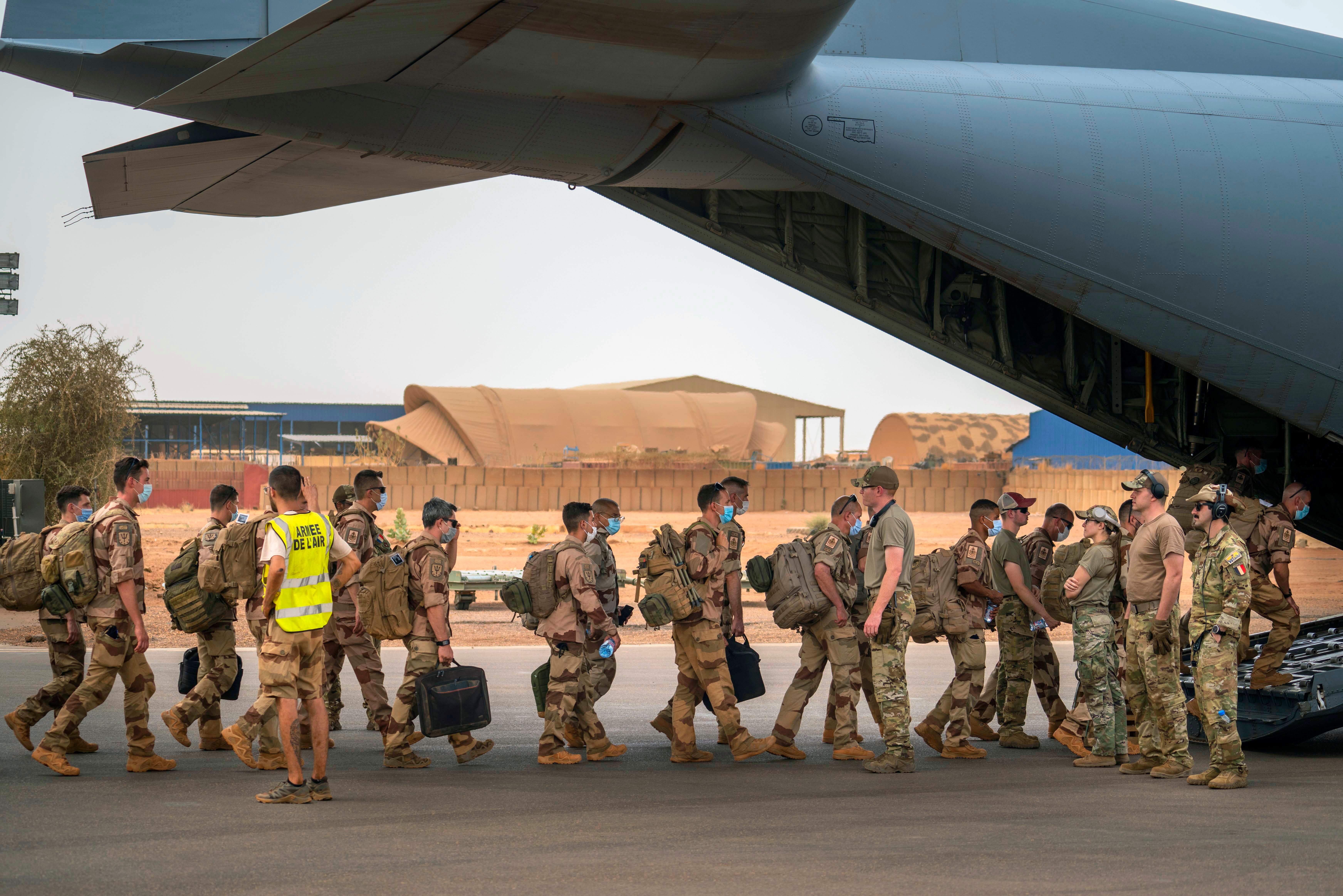File photo: French soldiers board a plane to leave their base in Gao, Mali, 9 June 2021