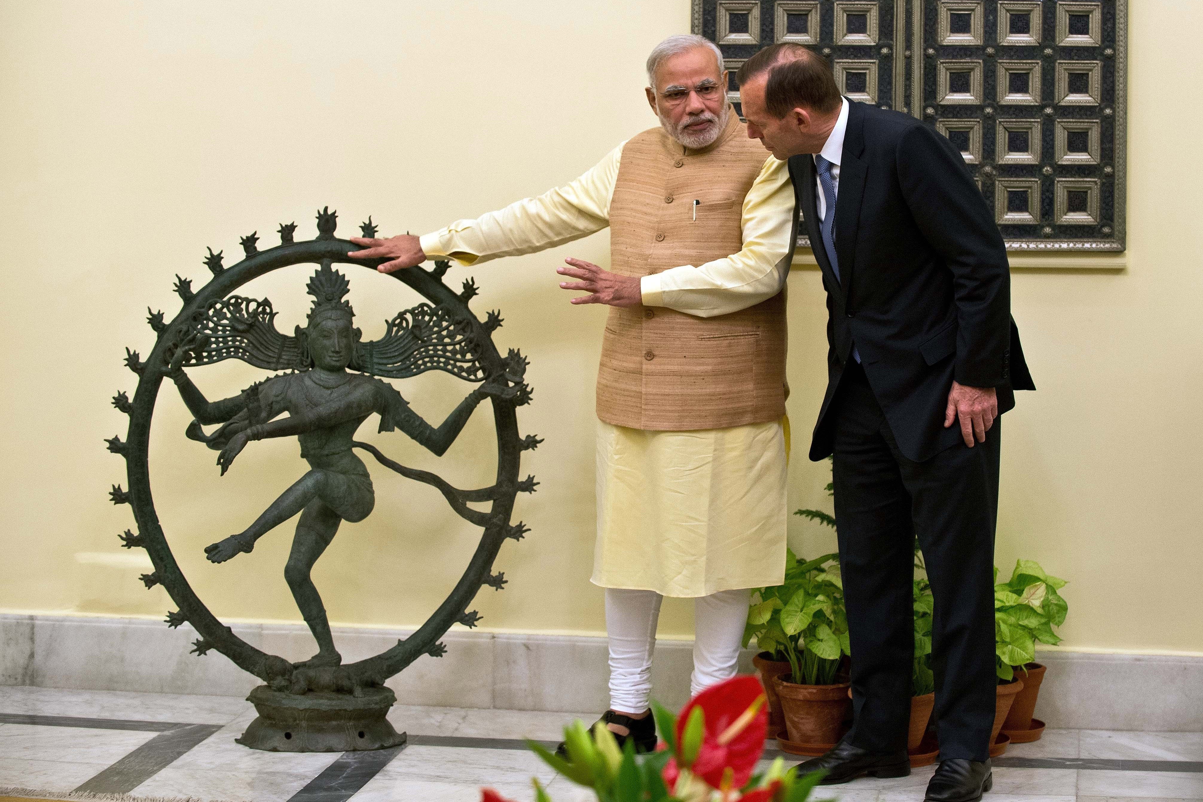 Indian prime minister Narendra Modi and Australian prime minister Tony Abbott with the statue of Shiva stolen from a Tamil Nadu temple which the National Gallery of Australia returned