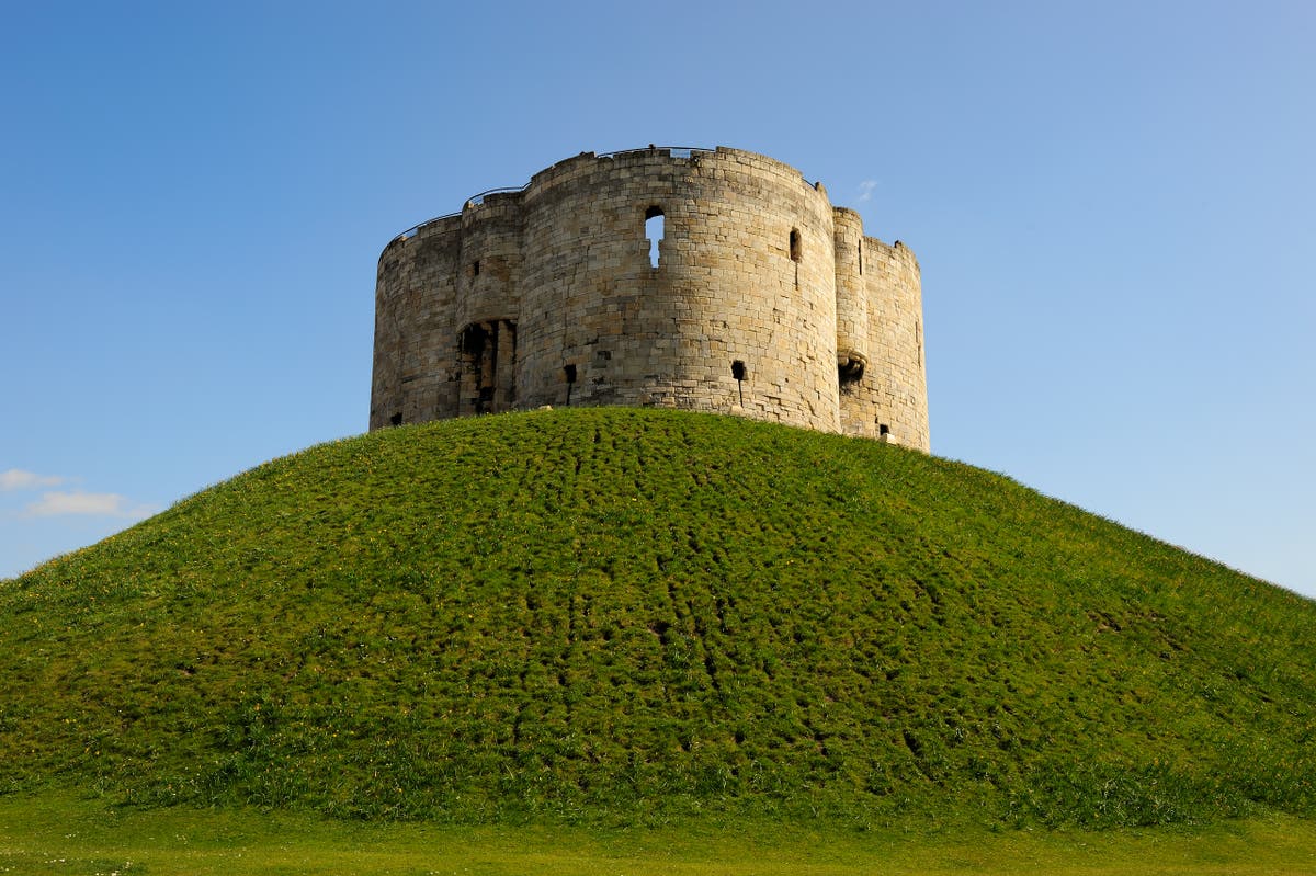 English Heritage to tell working class stories with blue plaques