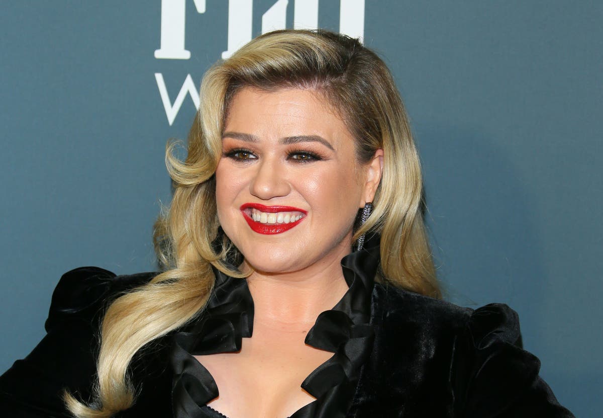 Kelly Clarkson rapidly addresses allegations of a ‘toxic workplace’ on her talk show