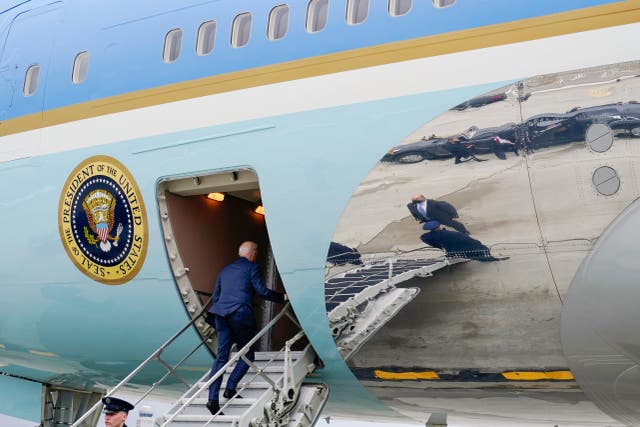 El presidente Joe Biden aborda el Air Force One al salir del Aeropuerto Internacional de Cleveland Hopkins, el jueves 17 de febrero de 2022, en Cleveland. (Foto AP/Alex Brandon)