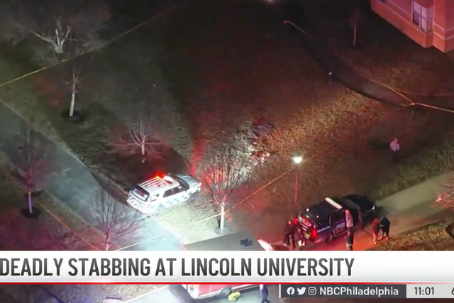 Una toma aérea muestra a la policía afuera de la Universidad de Lincoln en Pensilvania, donde un estudiante fue asesinado a puñaladas el miércoles 16 de febrero de 2022.
