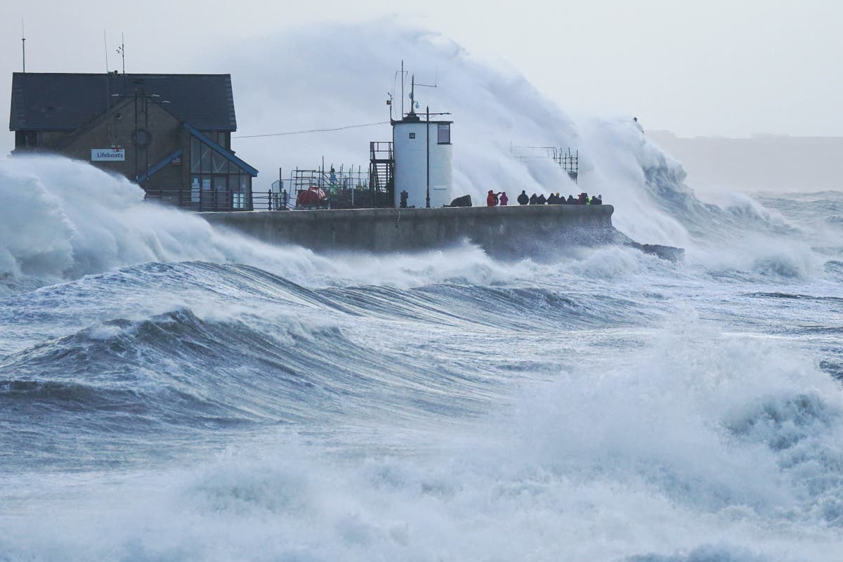 Storm Eunice: Ferocious wind speed hits 122mph as gales stronger than deadly 1987 storm