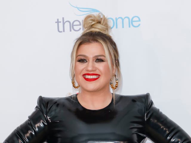 <p>Kelly Clarkson</p>