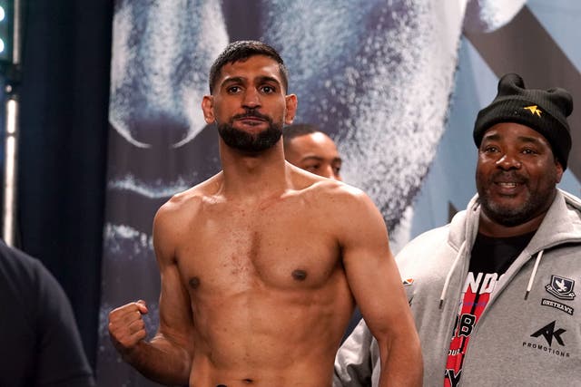 <p>Amir Khan with trainer Brian McIntyre (right)</p>