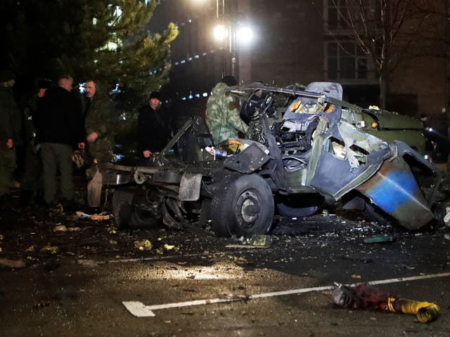 Los restos de un automóvil que, según las autoridades locales, explotó cerca del edificio del gobierno en Donetsk controlado por los rebeldes.