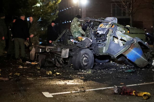 Los restos de un automóvil que, según las autoridades locales, explotó cerca del edificio del gobierno en Donetsk controlado por los rebeldes.