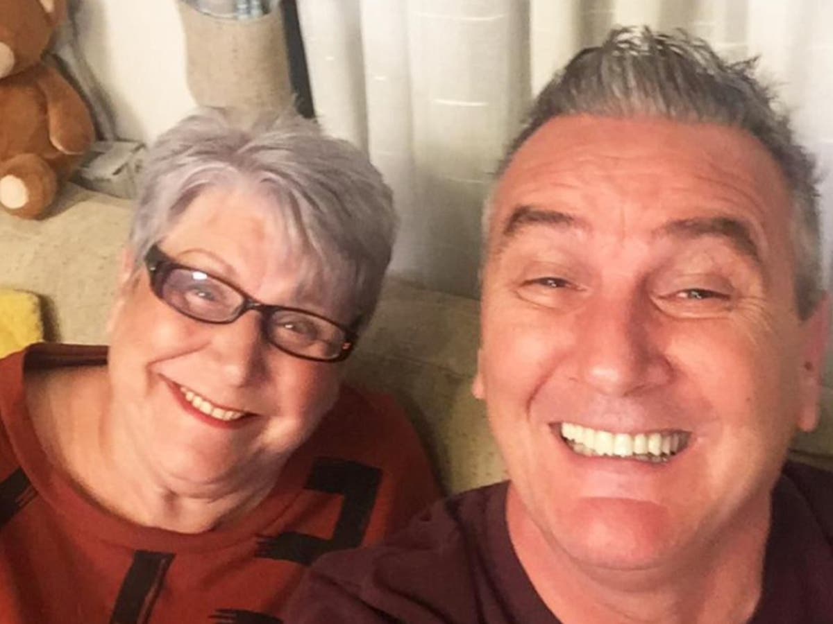 Gogglebox stars Jenny and Lee apologise to fans as series returns