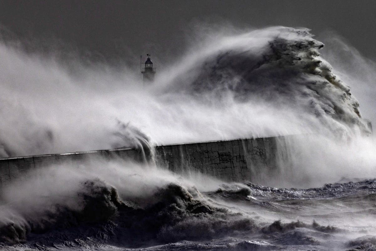 Scotland and England to be hit with gale force winds as ‘danger to life ...