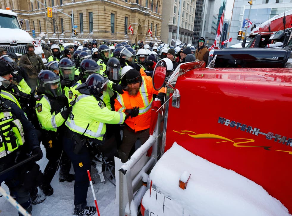 La policía de Ottawa detiene por la fuerza a los manifestantes del convoy  de camiones canadienses en medio del esfuerzo por recuperar el control de  la ciudad | Independent Español