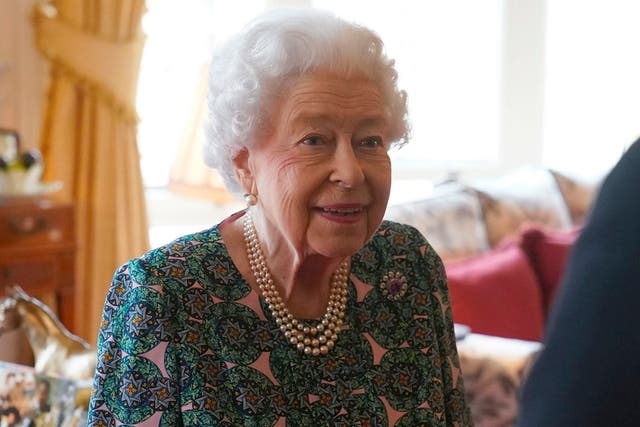 <p>El Palacio de Buckingham declaró el domingo 20 de febrero de 2022 que la reina Isabel II dio positivo a covid-19, presenta síntomas leves y seguirá con sus funciones</p>