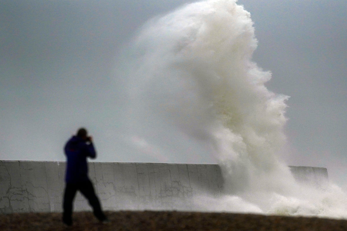 Met Office issues warning ahead of 70mph gale force wind weather forecast