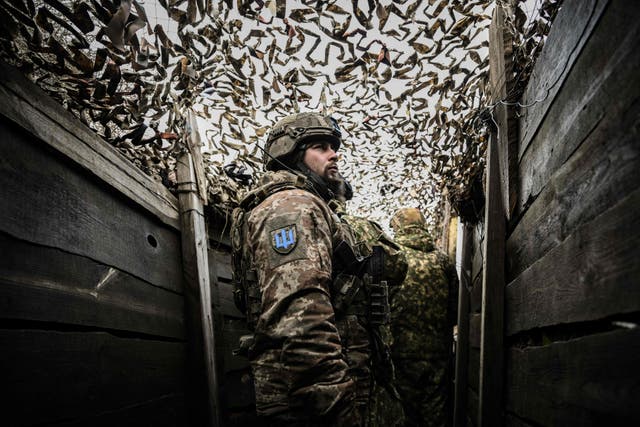 <p>Tropas ucranianas patrullan en la línea del frente a las afueras de la ciudad de Novoluhanske, en el este de Ucrania, el 19 de febrero de 2022. </p>