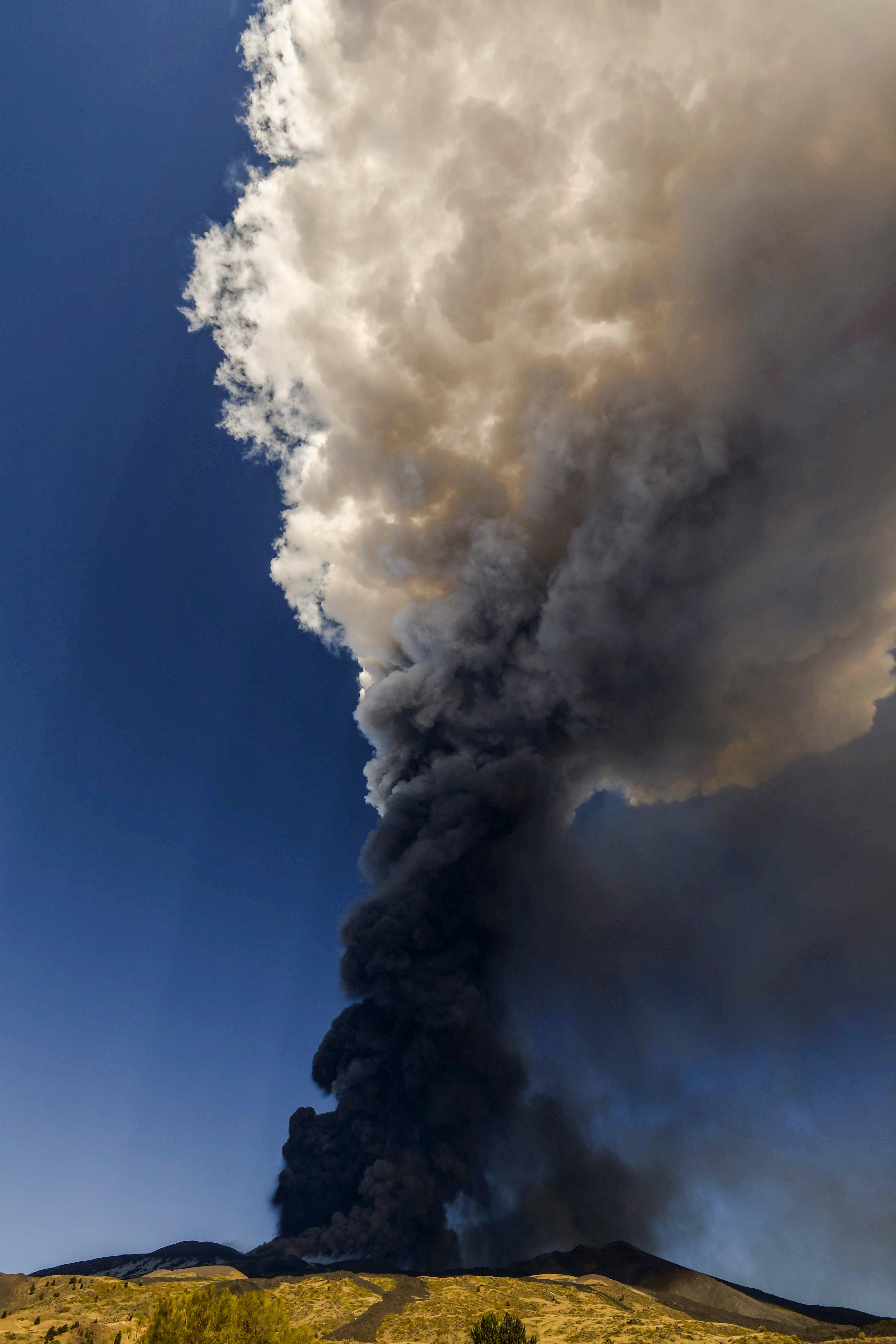 Mount Etna roars again, sends up towering volcanic ash cloud The