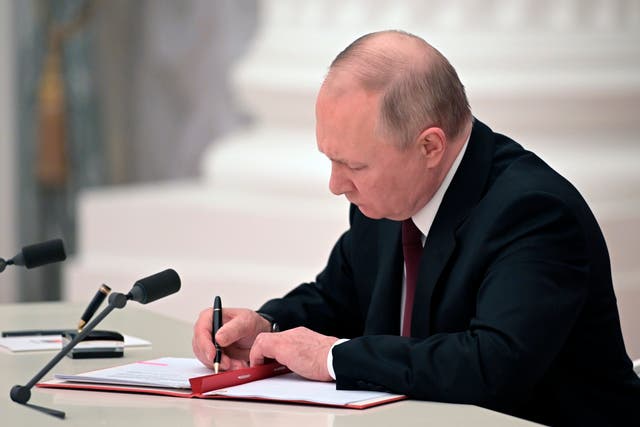 <p>Vladimir Putin signs a document recognizing the independence of separatist regions in eastern Ukraine </p>