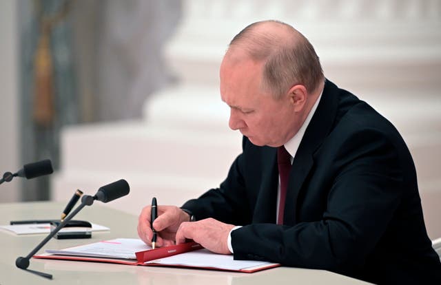 <p>Vladimir Putin signs a document recognizing the independence of separatist regions in eastern Ukraine </p>