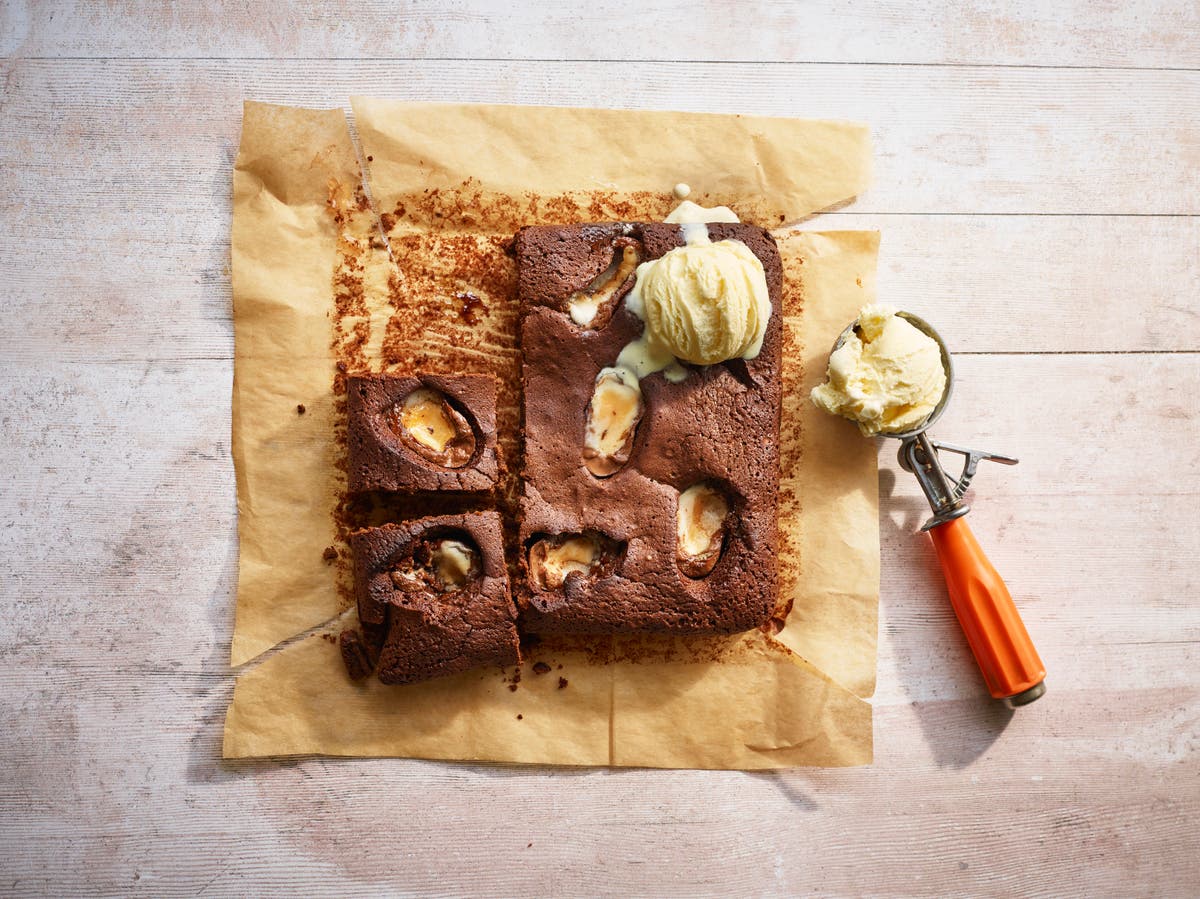 Creme Egg brownie recipe... say no more
