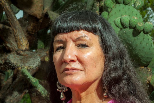 <p>Retrato en exterior durante una sesión fotográfica de la poeta Sandra Cisneros en y alrededor de la localidad de San Miguel de Allende, Guanajuato, México </p>