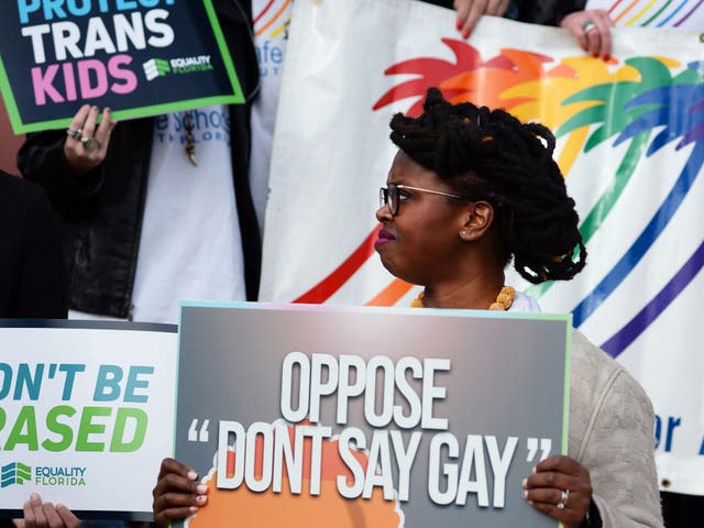 <p>Ebonni Chrispin, de AIDS Healthcare Foundation, sostiene un cartel durante una conferencia de prensa en Florida, como protesta a “Don’t Say Gay” </p>