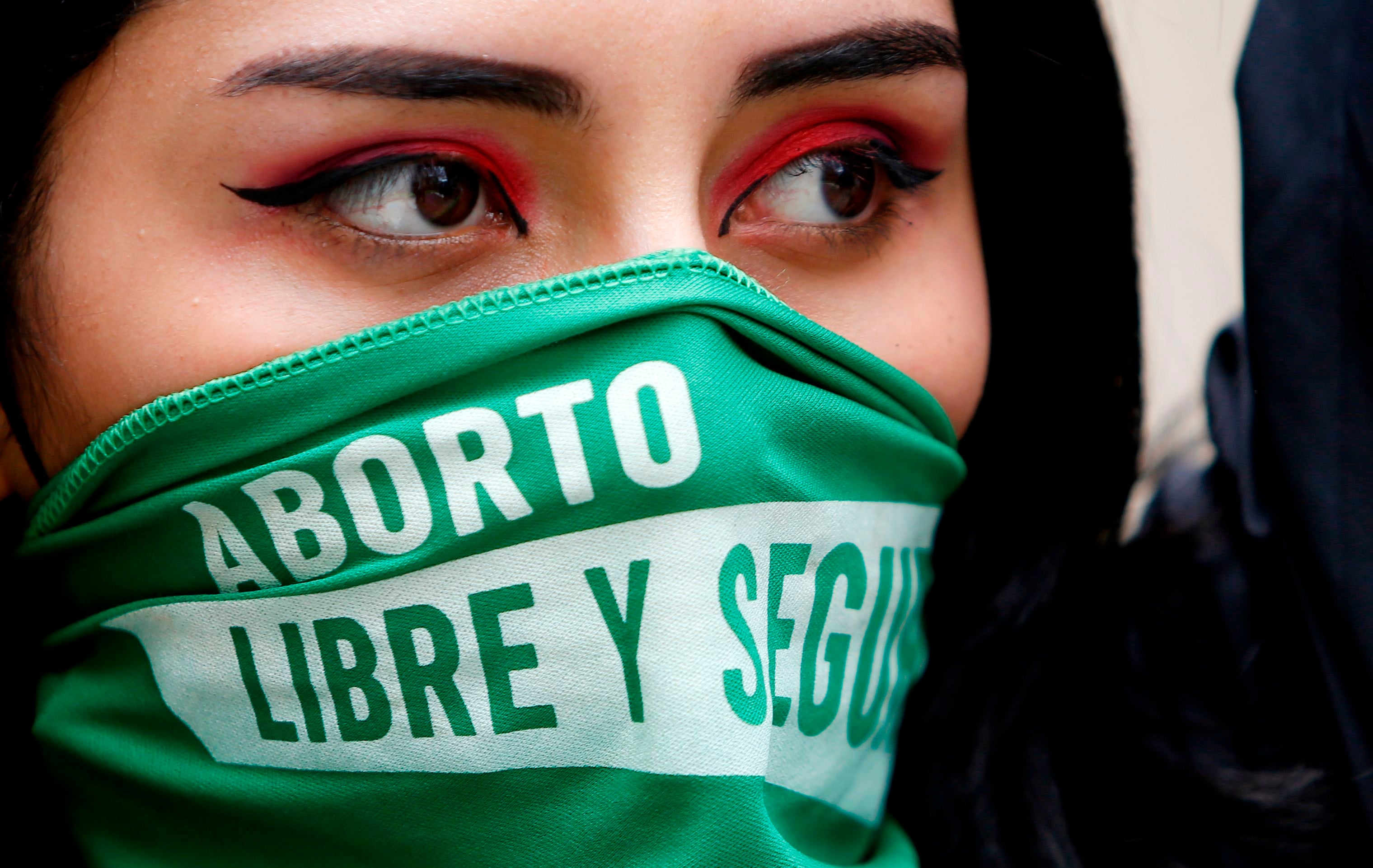 Reproductive rights groups estimate that as many as 400,000 abortions are performed each year in Colombia, with only a very small fraction being carried out legally
