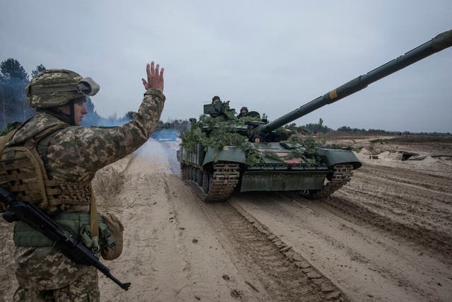 <p>Soldados del ejército ucraniano participan en simulacros tácticos en un campo de entrenamiento en algún lugar no identificado de Ucrania </p>