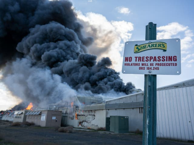 <p>The blaze takes hold at Shearer’s Foods in Hermiston, Oregon</p>