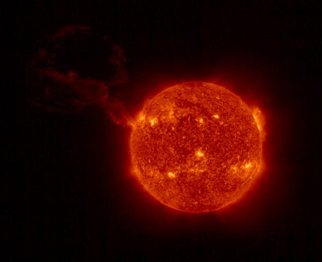 El Full Sun Imager del Extreme Ultraviolet Imager a bordo de la nave espacial ESA/NASA Solar Orbiter capturó una erupción solar gigante el 15 de febrero de 2022